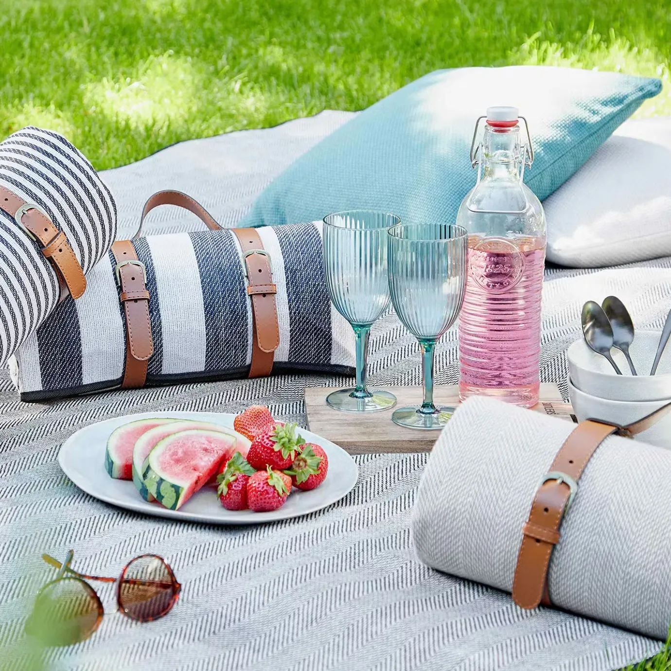 Butlers WANDERLUST Picknickdecke- Kissen & Decken