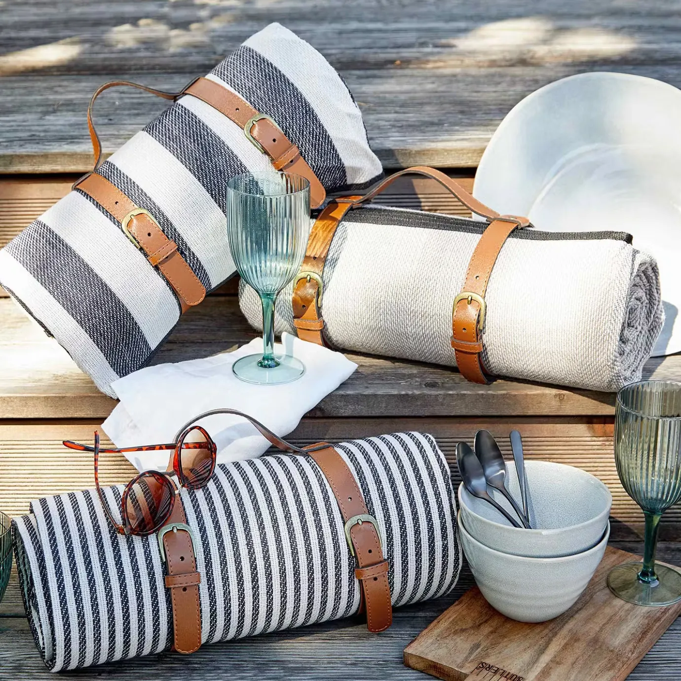 Butlers WANDERLUST Picknickdecke Streifen- Kissen & Decken